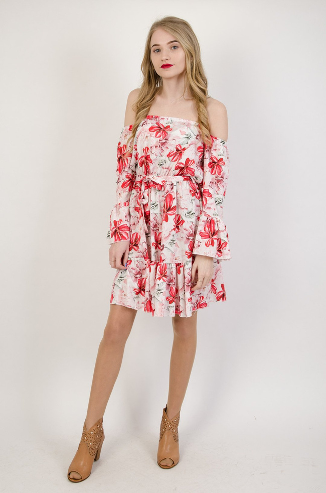 Biała sukienka w czerwone kwiaty z odkrytymi ramionami