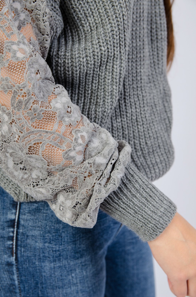 Szary sweter z koronkowymi rękawami