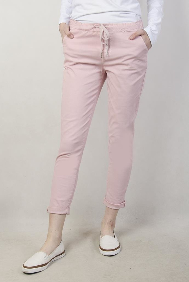 Jasnoróżowe spodnie z wiązaniem i gumą w pasie