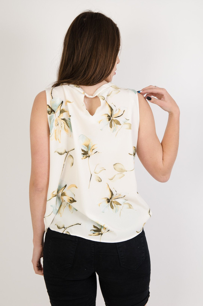 Kremowa bluzka w kwiaty z marszczeniem przy dekolcie