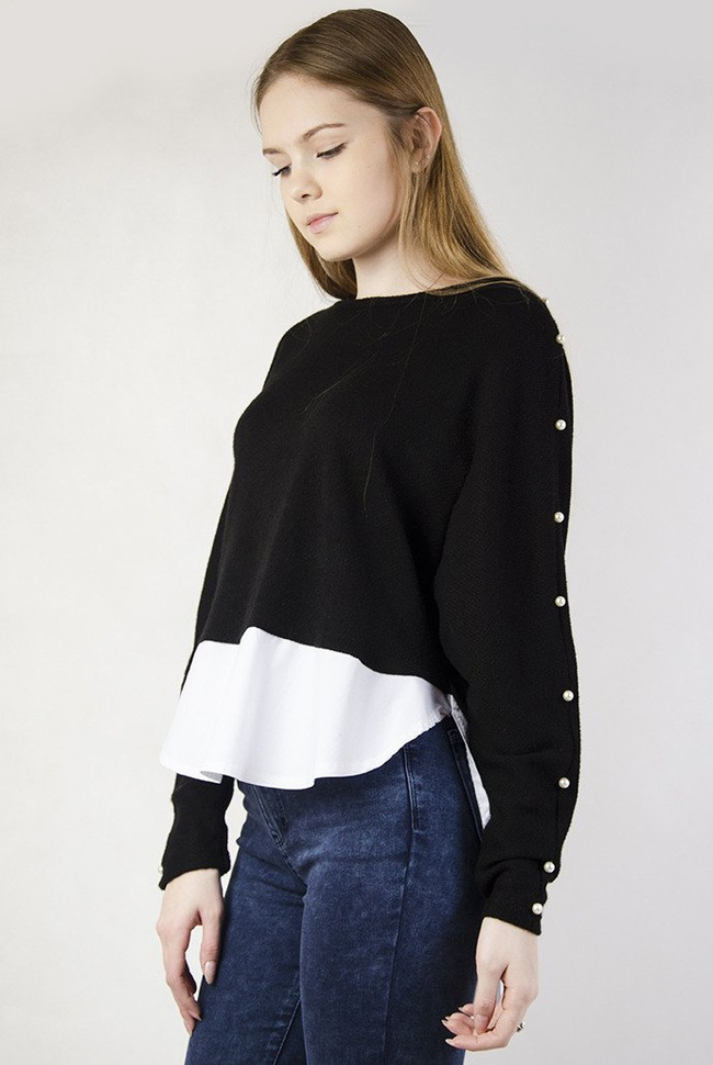 Czarny sweterek z dołem w postaci białej koszuli
