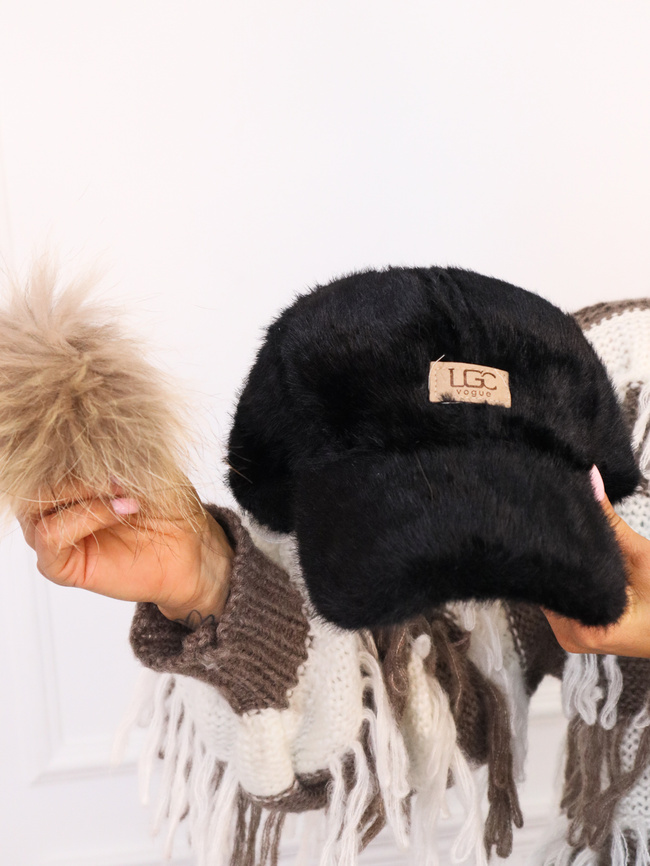 CZAPKA FUTRZANA Z NASZYWKĄ I ODPINANYM POMPONEM- CZARNY