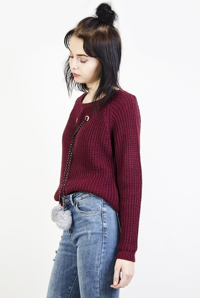 Bordowy sweter z pomponami na łańcuszku