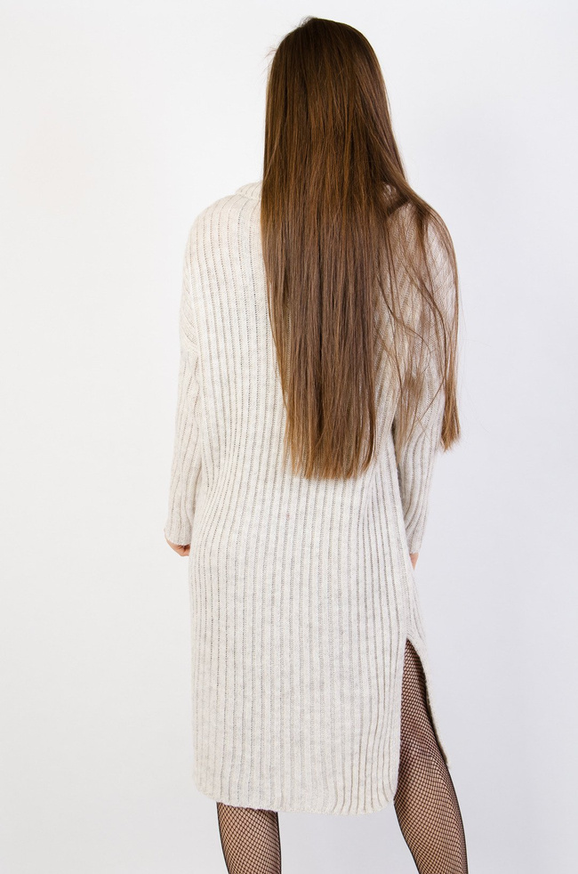 Beżowa sukienka maxi z golfem oraz rozcięciami po bokach