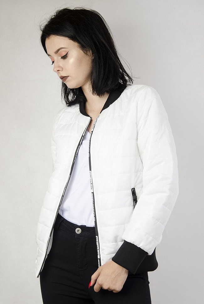 Biała, pikowana kurtka z białymi wstawkami