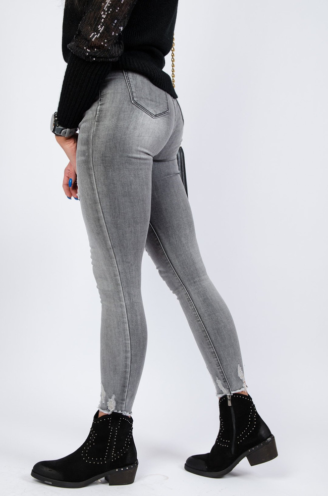 JASNO-SZARE SPODNIE JEANSOWE Z PRZETARCIAMI 