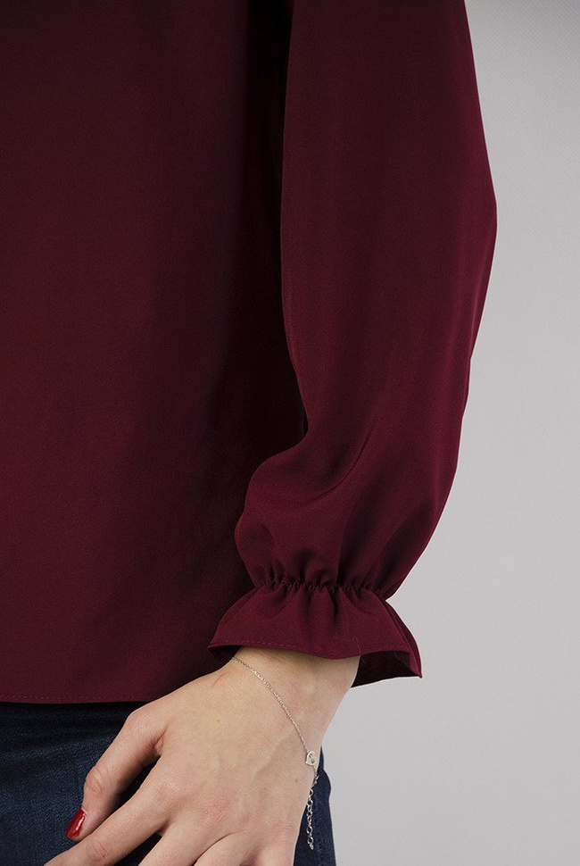 Bordowa bluzka z falbanką przy szyi