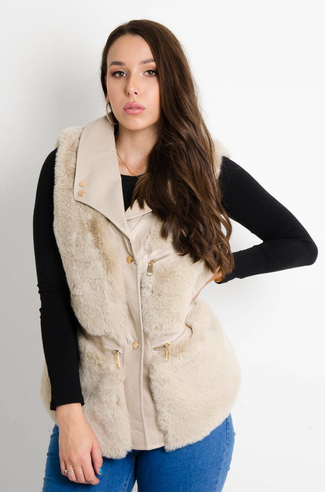 BEŻOWA FUTRZANA KAMIZELKA ZE WSTAWKAMI Z EKOSKÓRY 