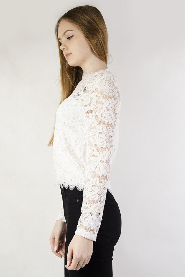 Biała koronkowa bluzka ze złotym zamkiem na plecach