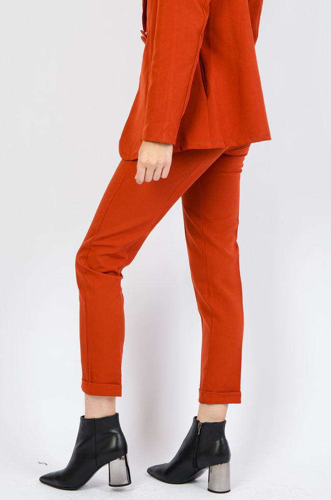 Damski garnitur w kolorze ceglastym