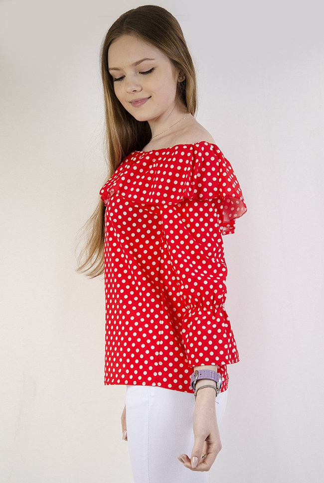 Czerwona bluzka z hiszpańskim dekoltem w grochy