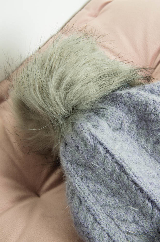 SZARA OCIEPLANA CZAPKA Z POMPONEM