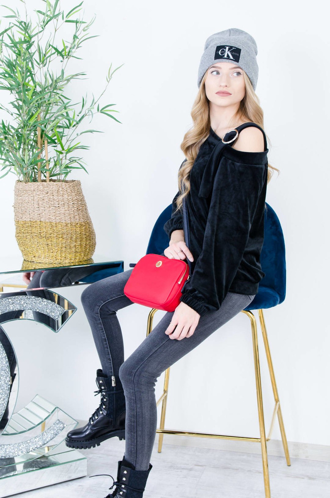 CZARNA WELUROWA BLUZKA Z WYCIĘCIEM NA RAMIENIU