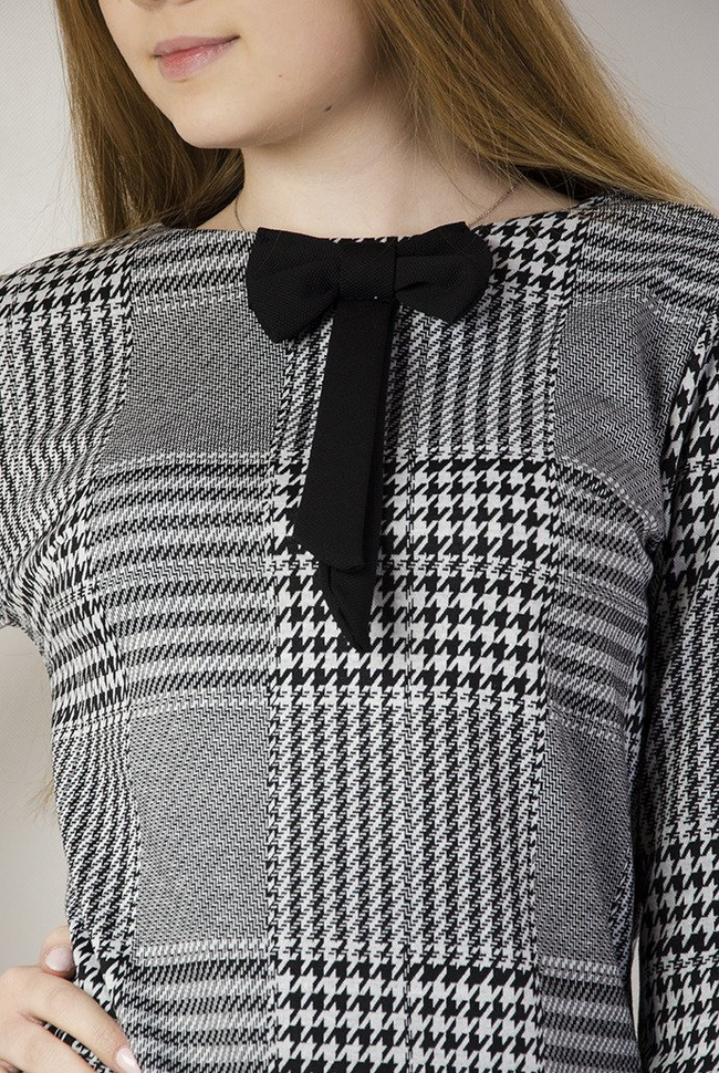 Bluzka w pepitkę z czarną kokardą przy dekolcie