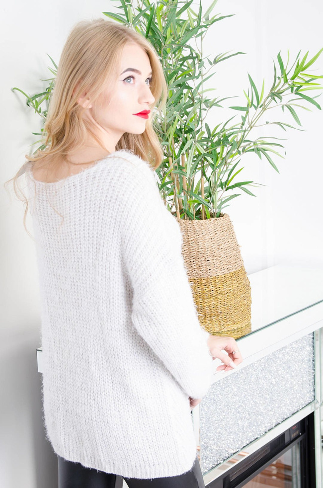 BEŻOWY ASYMETRYCZNY WŁOCHATY SWETER NIETOPERZ