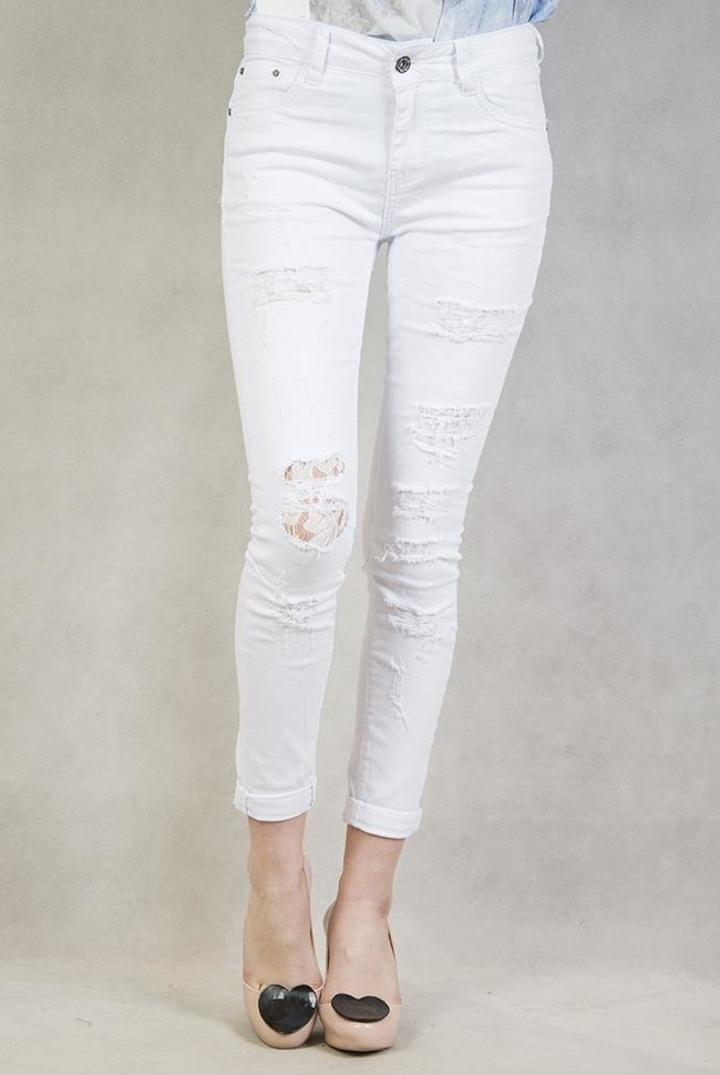 spodnie białe z przetarciami podszyte koronką