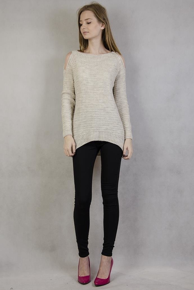 Beżowy sweterek z wycięciami na ramionach