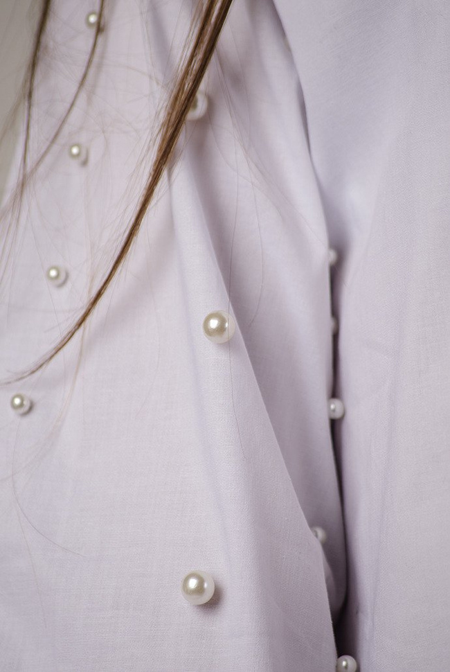 Biała bluzka koszulowa z perełkami