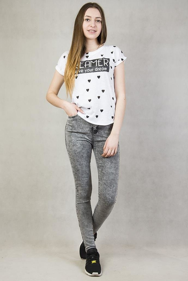 Biała bluzka w czarne serduszka z napisem "Dreamer deserve your dream"