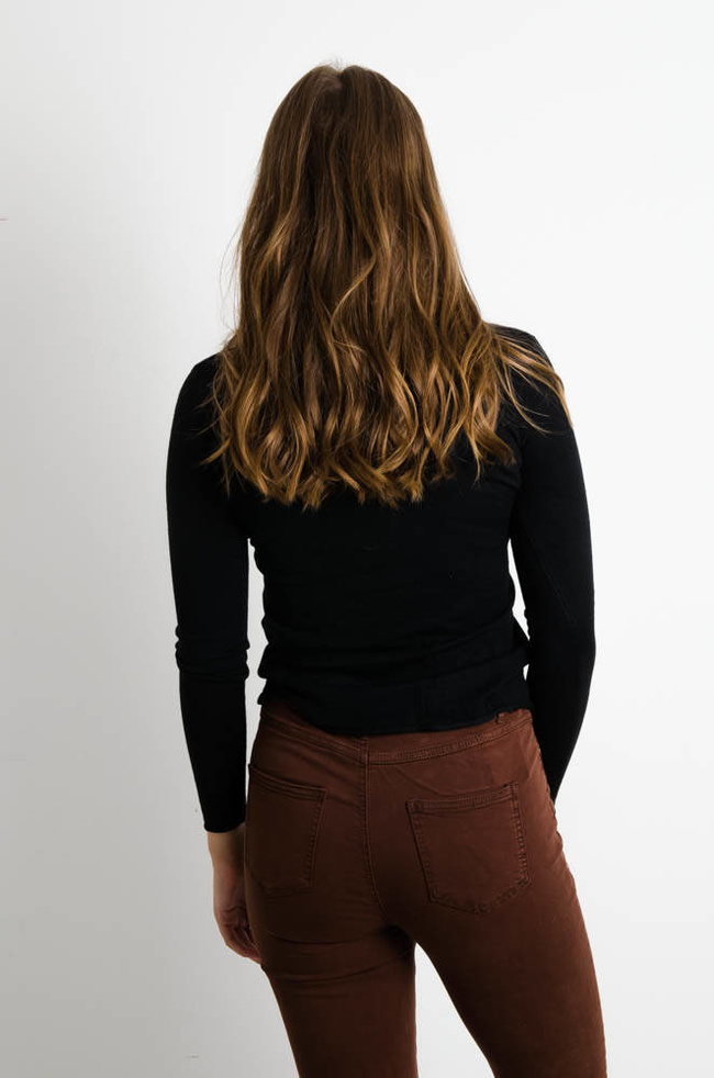 CZARNA BLUZKA Z DEKOLTEM W SZPIC