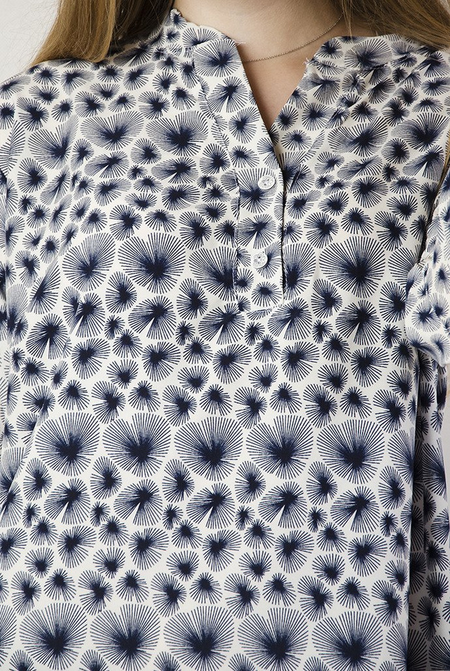 Biała bluzka w granatowe plamki