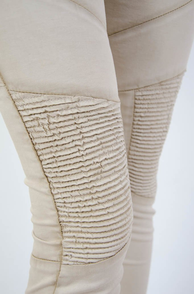 Beżowe spodnie z przeszyciami na kolanach