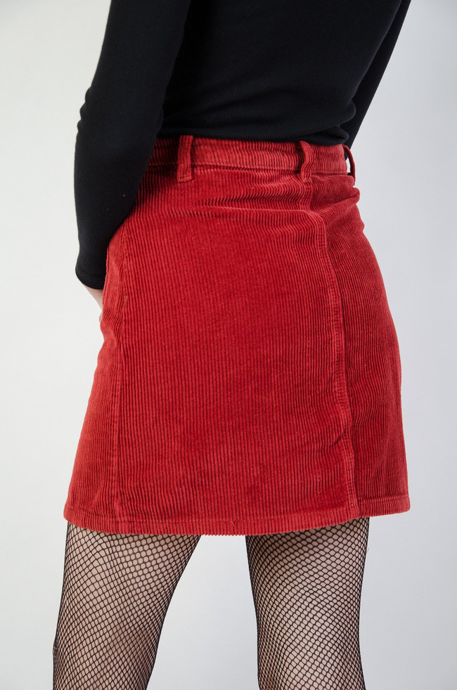 Sztruksowa spódnica z guzikami