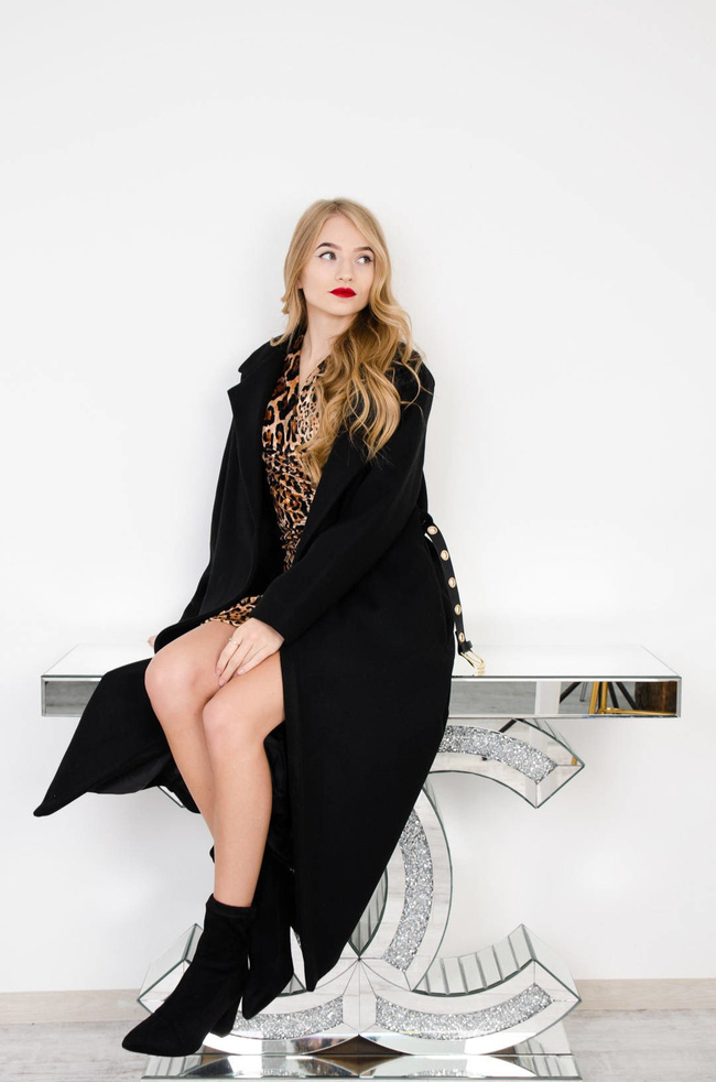 CZARNY DŁUGI PŁASZCZ Z PASKIEM