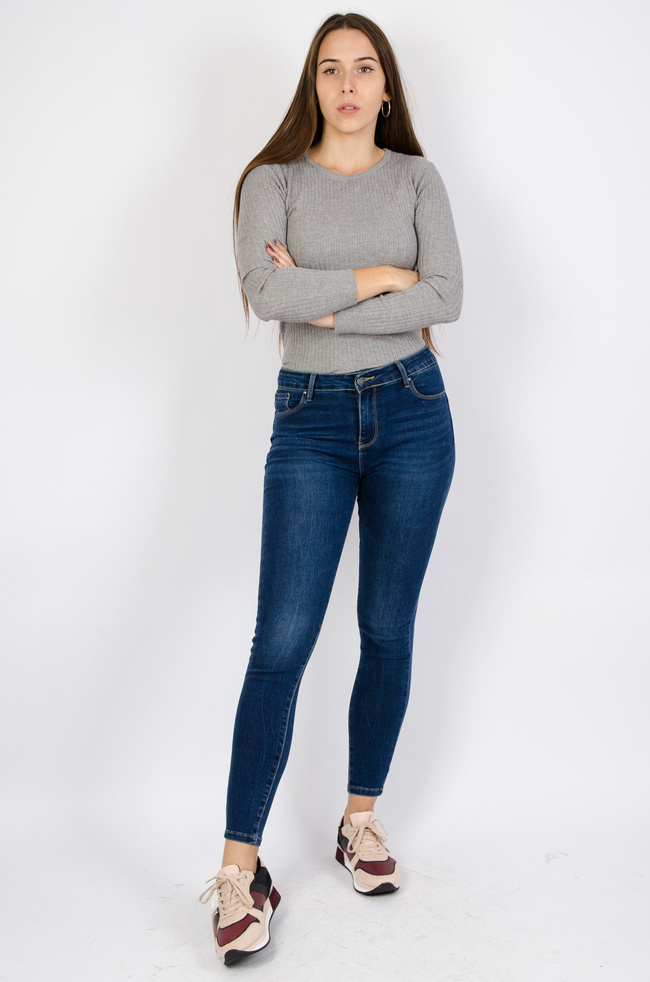 Szary dopasowany sweter z prążkowanej dzianiny