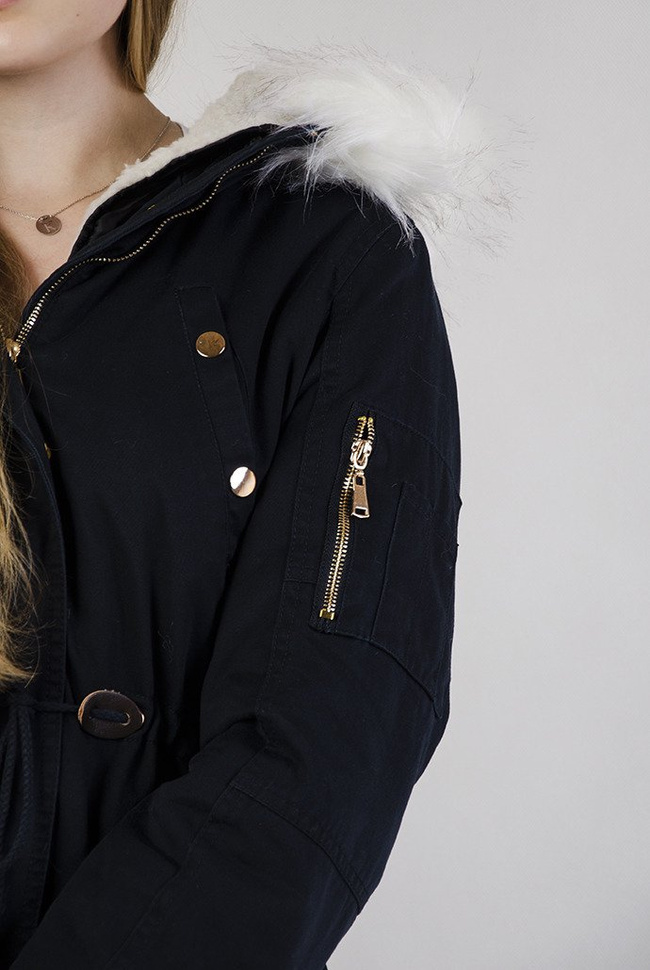 Granatowa kurtka parka z białym futerkiem