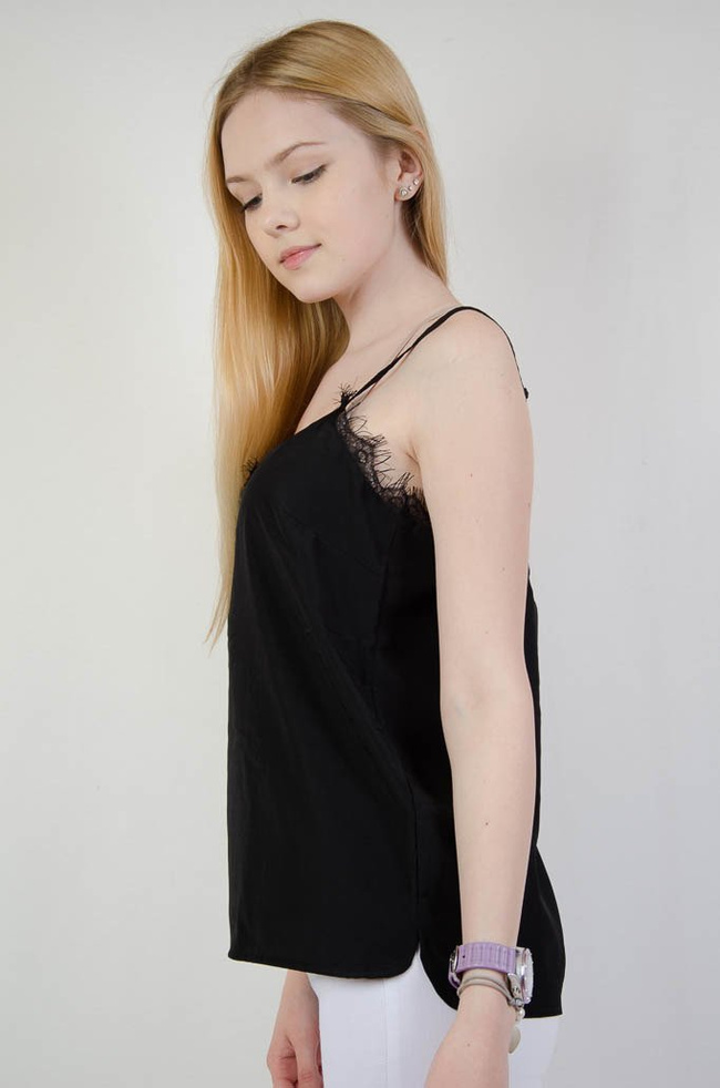Czarny top z koronką z regulowanymi ramiączkami