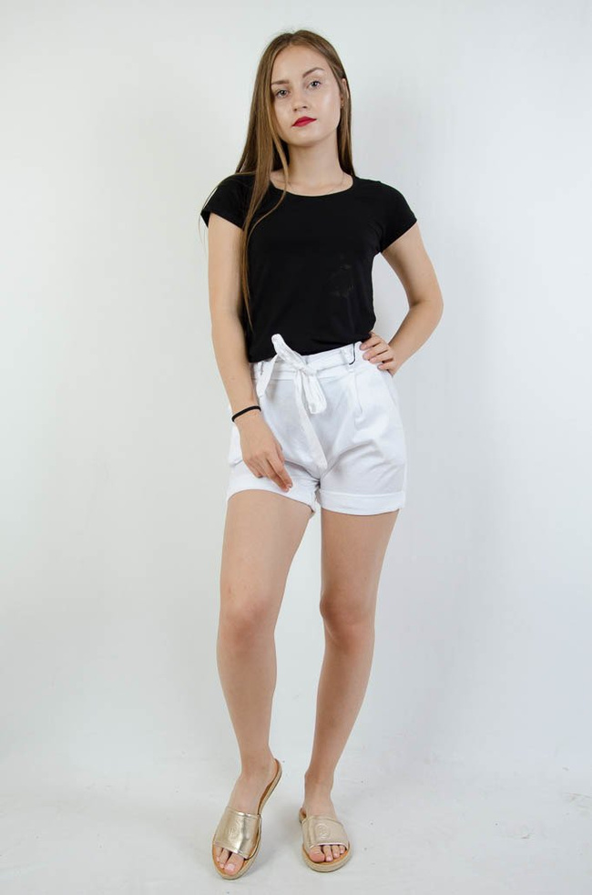 BIAŁE SPODENKI Z KOKARDĄ W PASIE