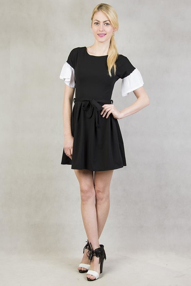 Czarna sukienka z białymi rękawami