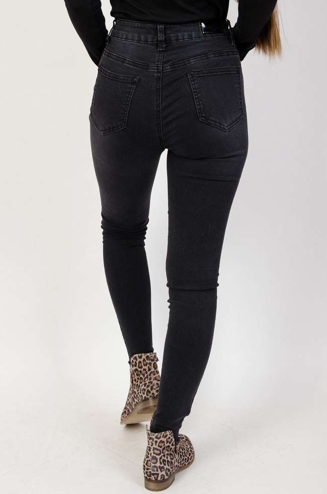 Ciemne spodnie jeansowe z przetarciami