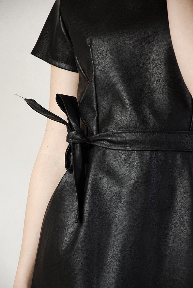 Czarna skórkowa sukienka typu tulipan