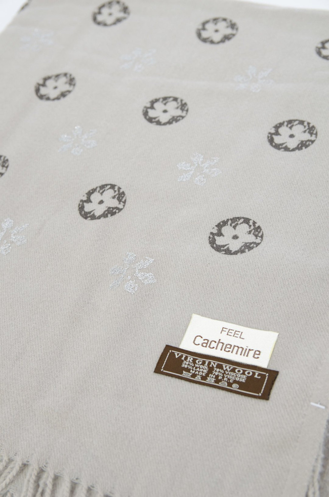 Szary szal z delikatnym kwiatowym wzorem