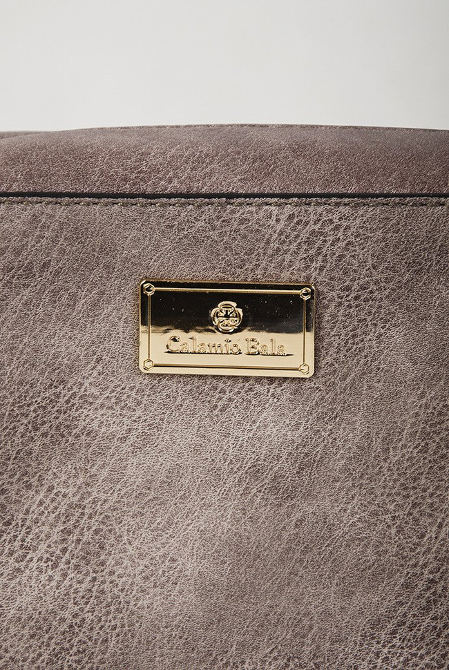 Beżowa, mała torebka z łańcuszkiem