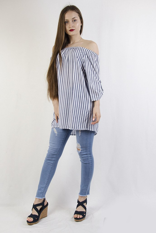 Jasne spodnie jeansowe z przetarciami