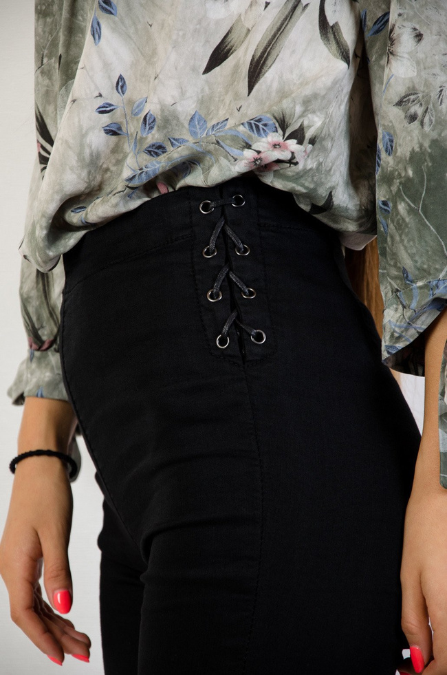 Czarne spodnie z gumką w pasie i wiązaniem na biodrach