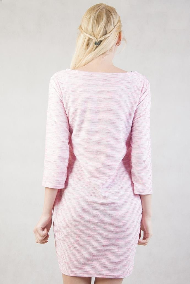 Jasno-różowa tunika z dwoma kieszeniami oraz broszką