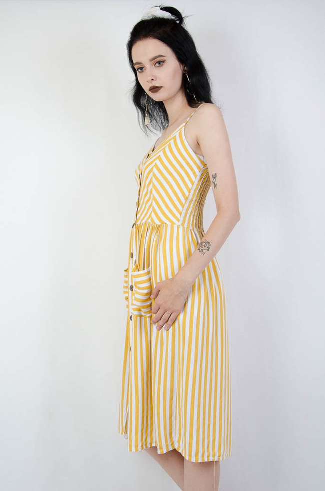 Żółta sukienka w pasy na ramiączka