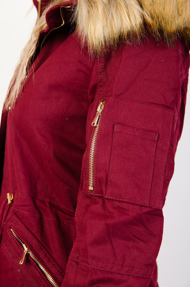 Bordowa asymetryczna kurtka ze złotymi zamkami