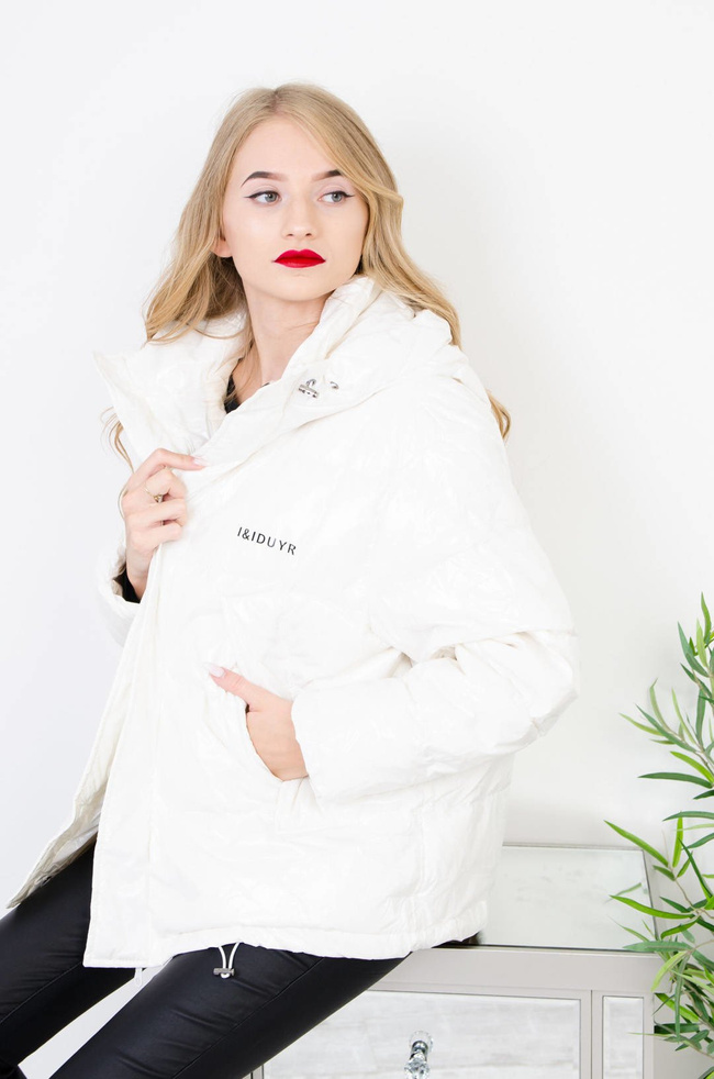 BIAŁA WINYLOWA KURTKA Z KAPTUREM OVERSIZE