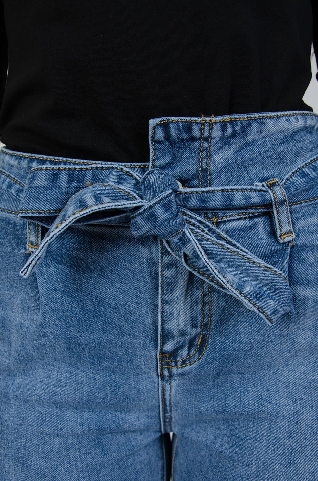 Jeansowe haremki z wysokim stanem oraz wiązaniem w pasie