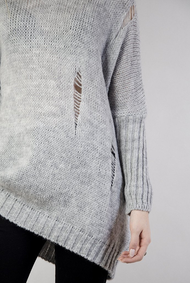 Szary sweter oversize z dziurami oraz dekoltem w serek