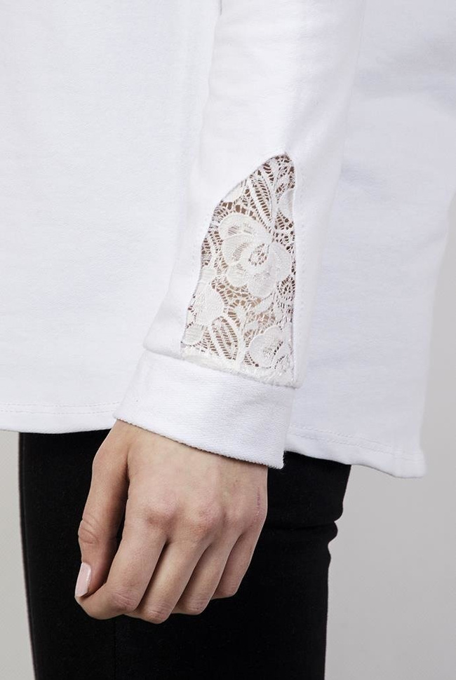 Biała bluzka z kokardką przy kieszonce