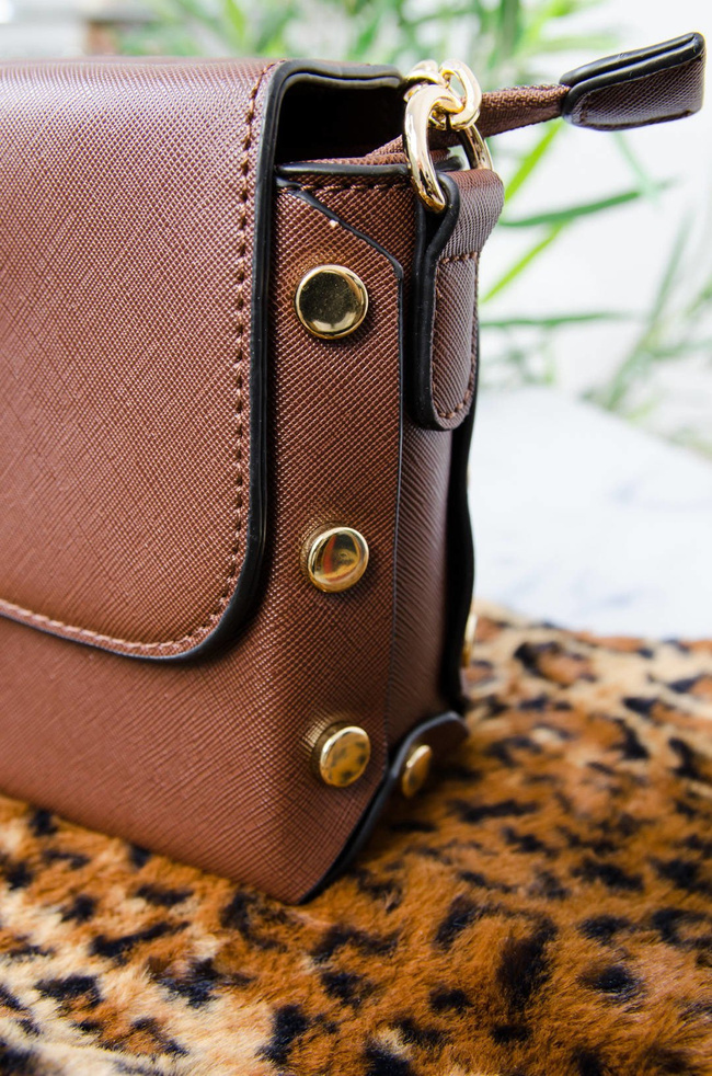 CIEMNO BRĄZOWA TOREBKA LISTONOSZKA ZE ZŁOTYMI GUZIKAMI