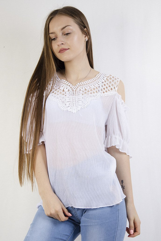 Biała bluzka z koronkowym dekoltem