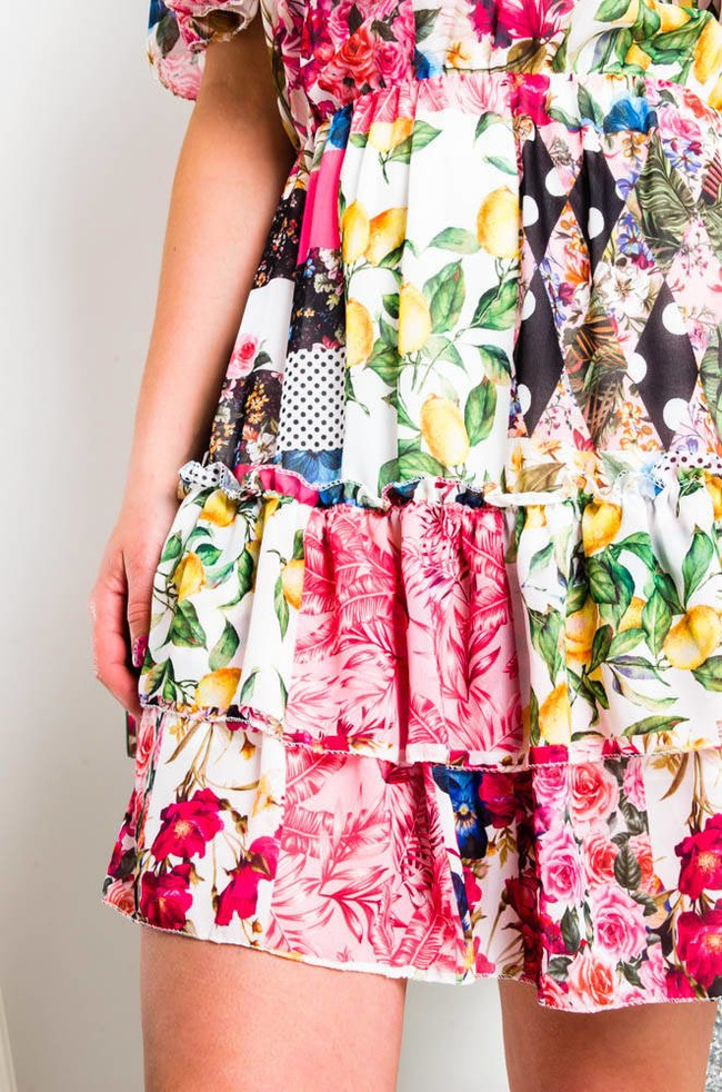 BIAŁA SUKIENKA HISZPANKA W KWIATOWO-OWOCOWY MOTYW