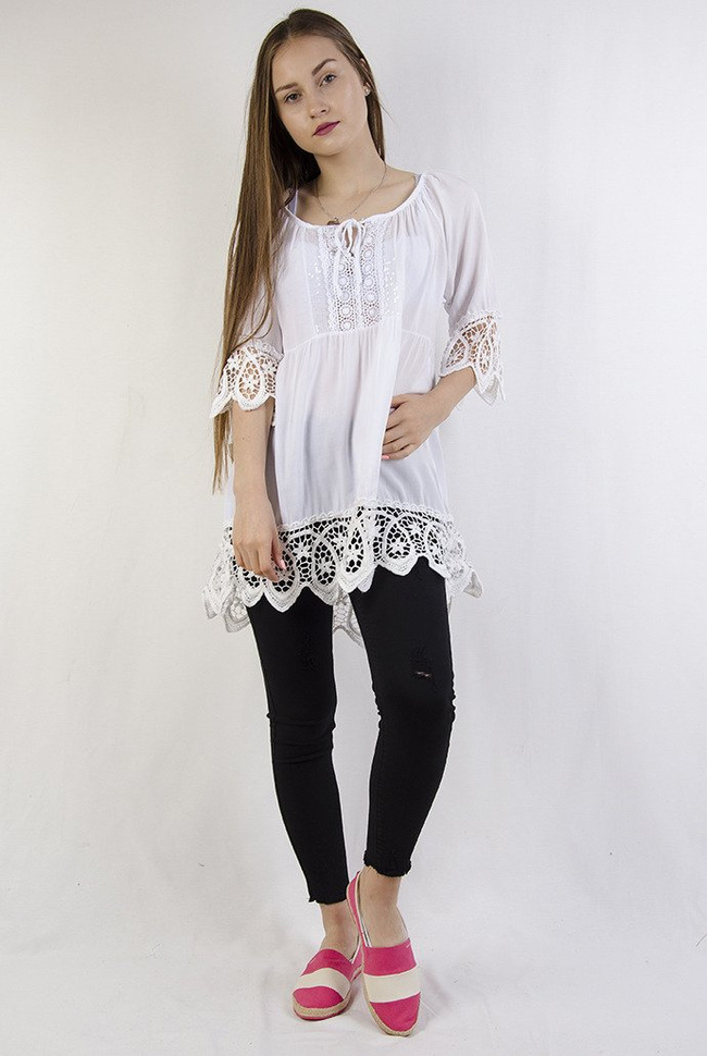 Biała bluzka z ażurowymi wstawkami oraz wiązaniem przy dekolcie
